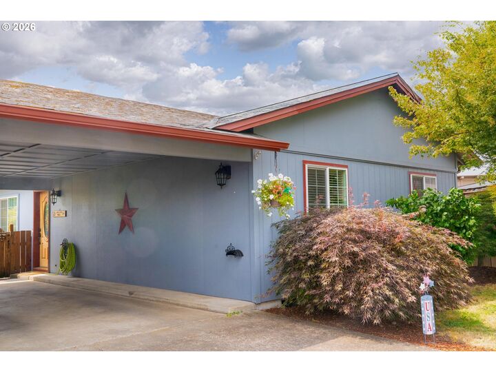 Property Photo:  5209 G St  OR 97478 