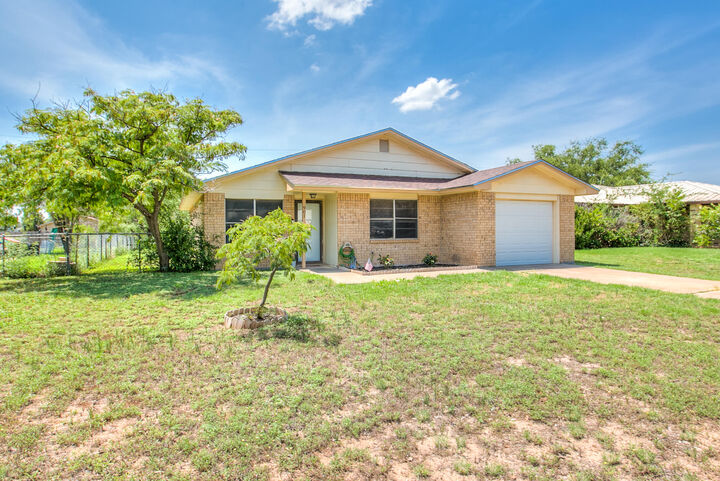 Property Photo:  901 E 42nd Street  TX 76903 