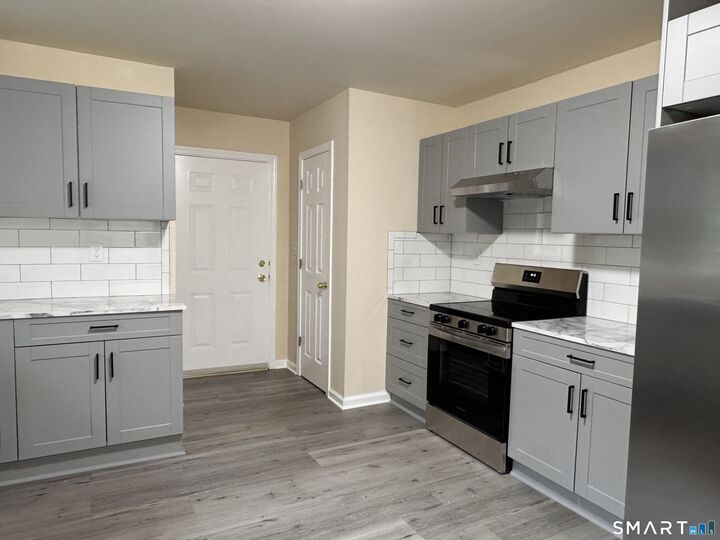 Property Photo:  5 Meadow Street 202  CT 06770 