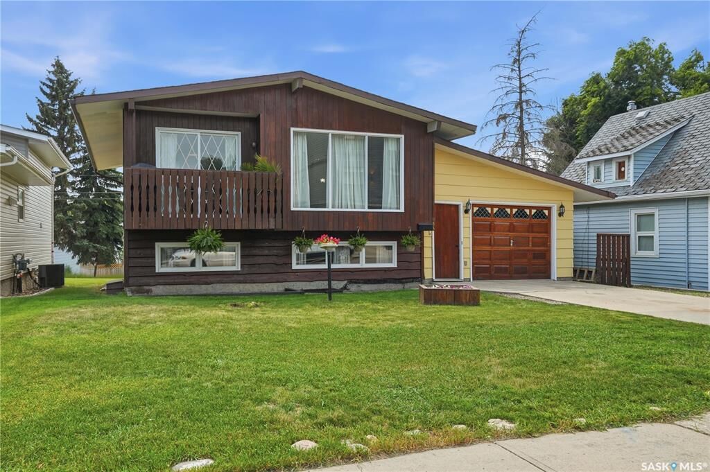 Property Photo:  933 Montgomery Street  SK S6H 2W7 