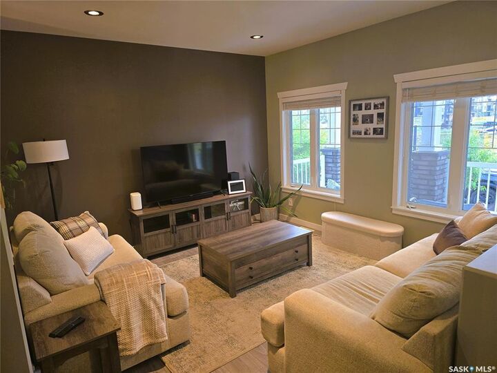 Property Photo:  652 Ells Crescent  SK S7L 6H9 