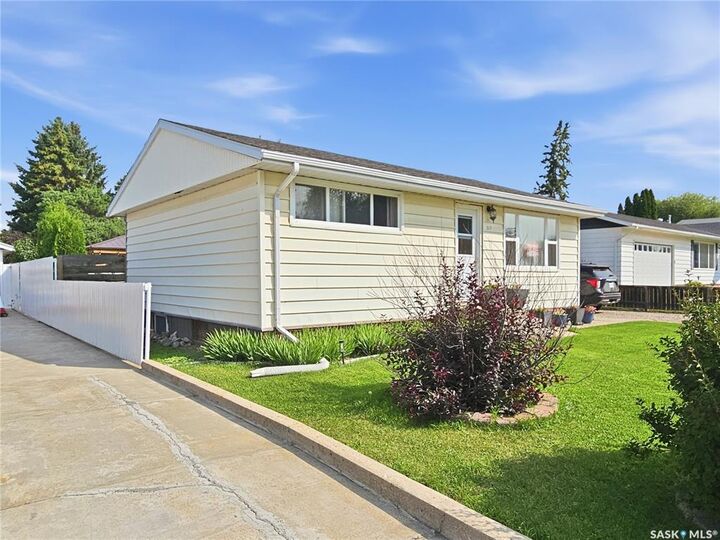 Property Photo:  509 7th Avenue W  SK S0K 0M0 