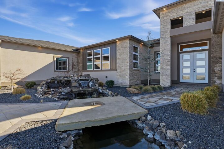 Property Photo:  946 Heidel Ct  WA 99352 
