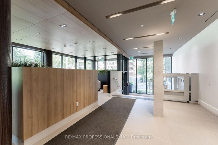 Property Photo:  21 Park Street E 816  ON L5G 1L6 