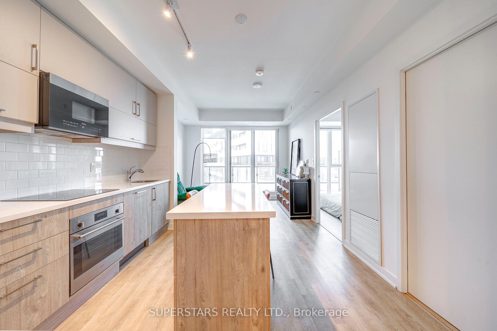Property Photo: 292 Verdale Crossing 1502 ON L6G 0H6