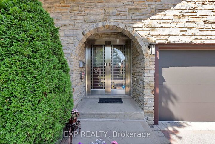 Property Photo: 36 Cleethorpes Boulevard ON M1S 3T3