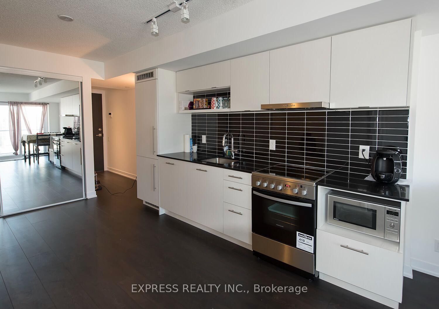 Property Photo:  365 Church Street 1613  ON M5B 0B5 