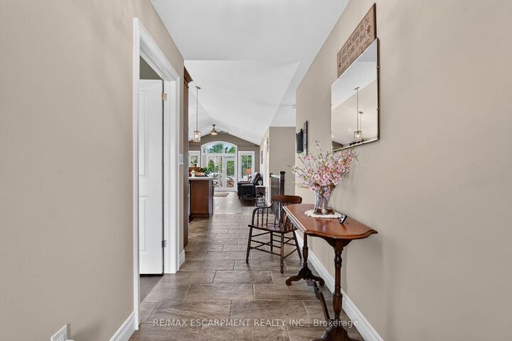 25 Richard Crescent — photo 1