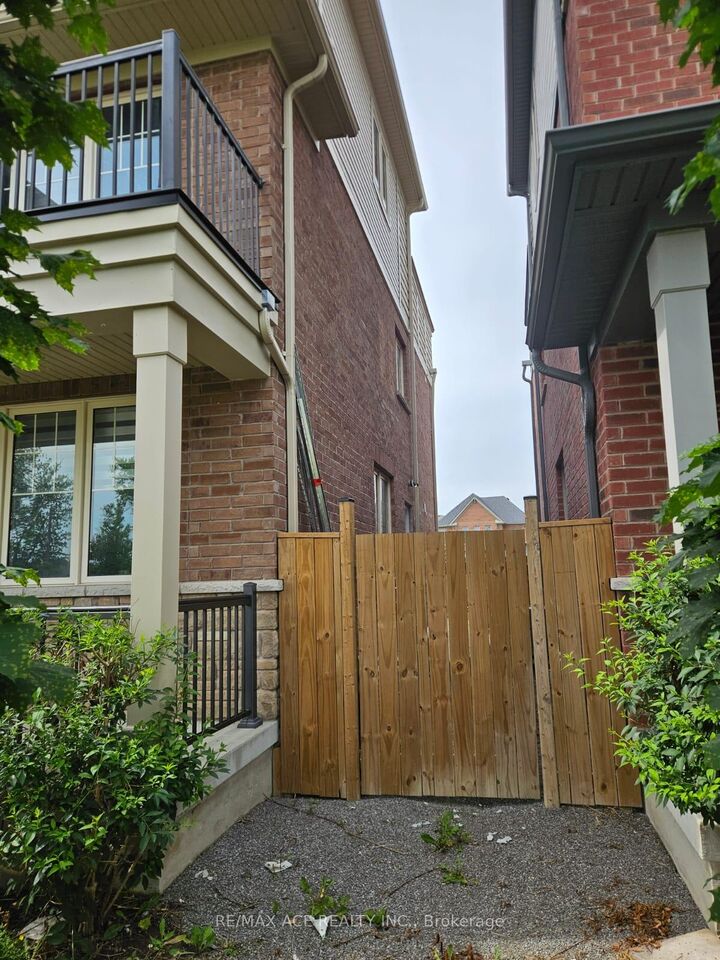 Property Photo:  190 Britannia Avenue W Bsmt  ON L1H 7K4 