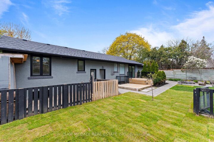 Property Photo: 927 Ingersoll Court ON L5J 2S2