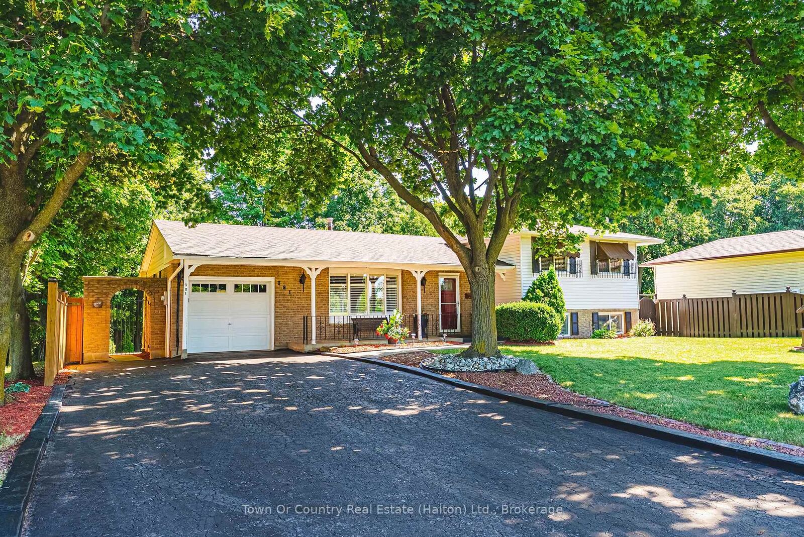 Property Photo:  381 Commercial Street  ON L9T 3Z9 
