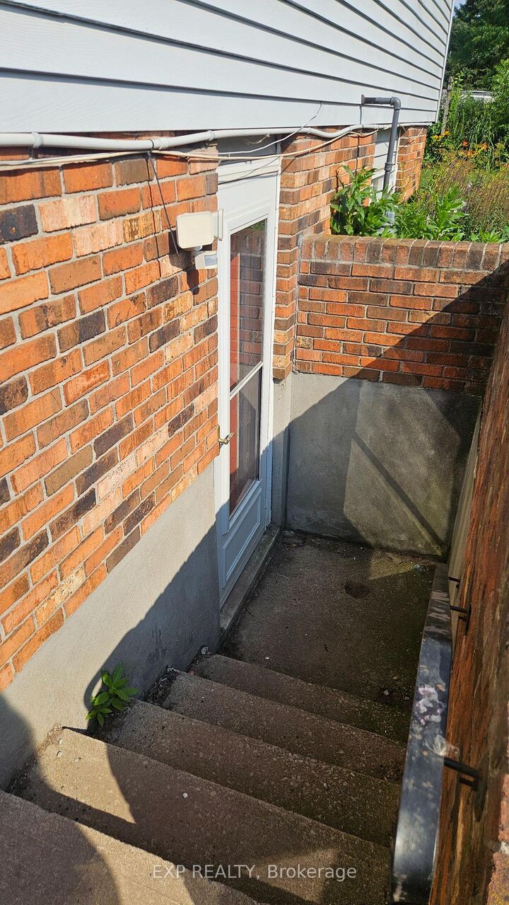 Property Photo:  64 Chapel Hill Crescent Lower  ON L3C 6G9 