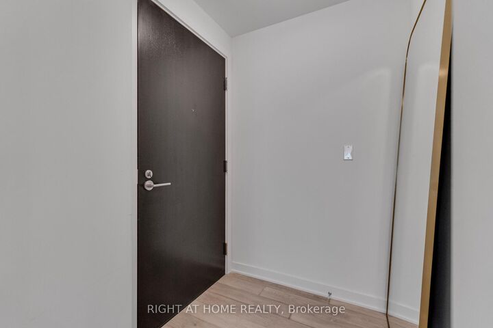 Property Photo:  11 Yorkville Avenue 2113  ON M4W 0B7 