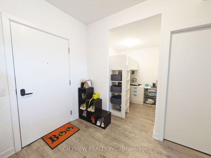 Property Photo:  220 Missinnihe Way 604  ON L5H 0A9 