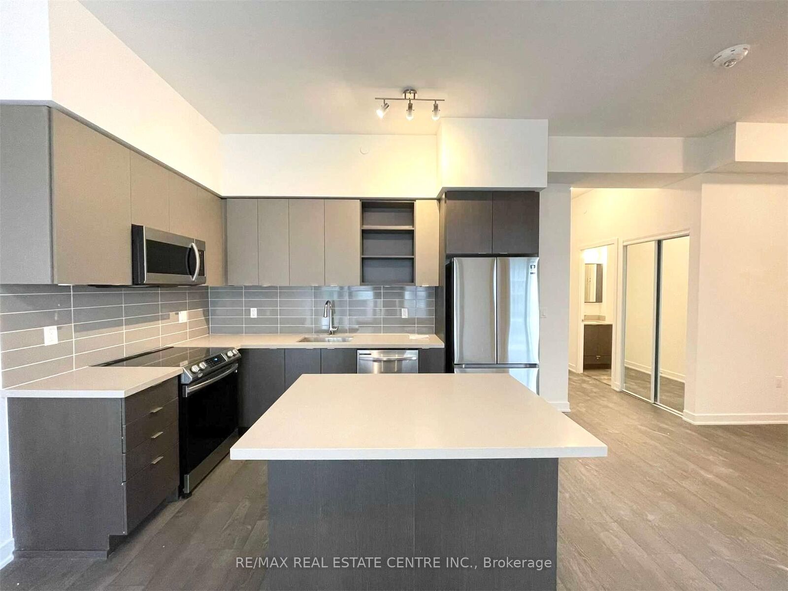 Property Photo:  4675 Metcalfe Avenue 202  ON L5M 0Z8 