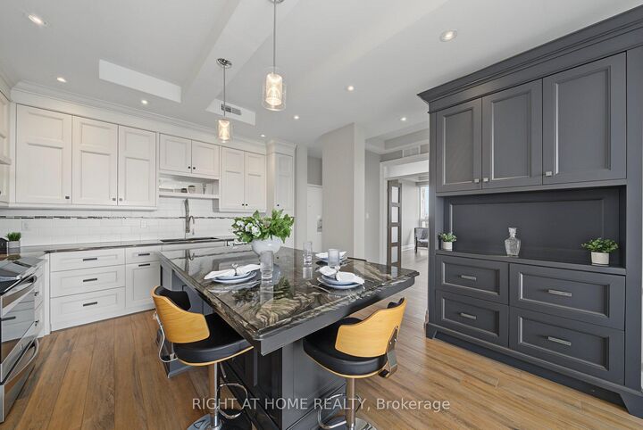 Property Photo:  20 Speers Road 1206  ON L6K 3R5 