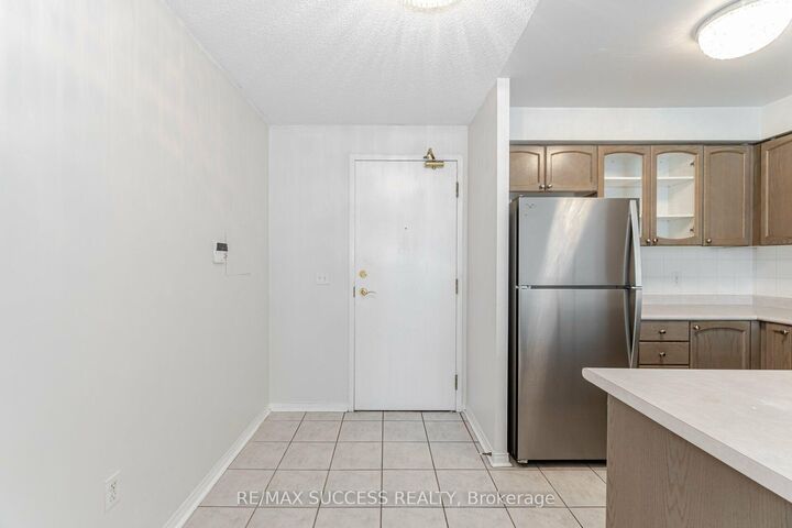Property Photo:  11 Michael Power Place Ph14  ON M9A 5G3 