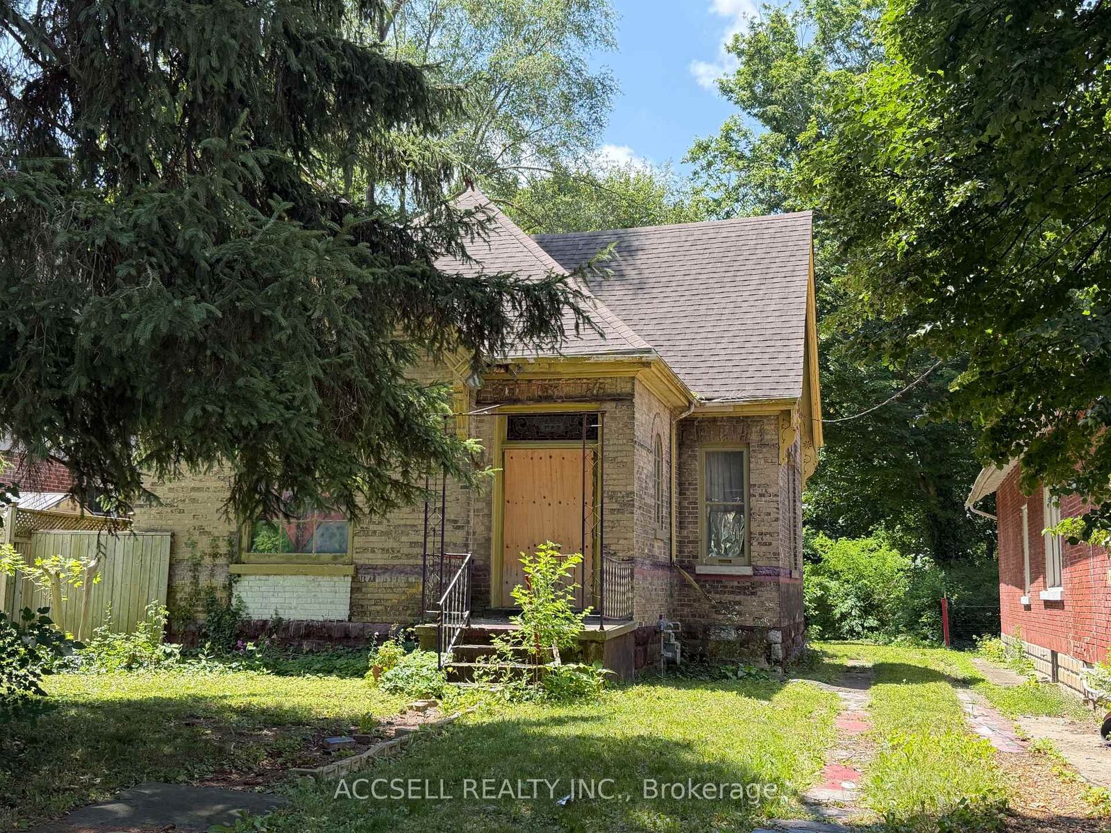 Property Photo:  135 High Street  ON N6C 4K3 