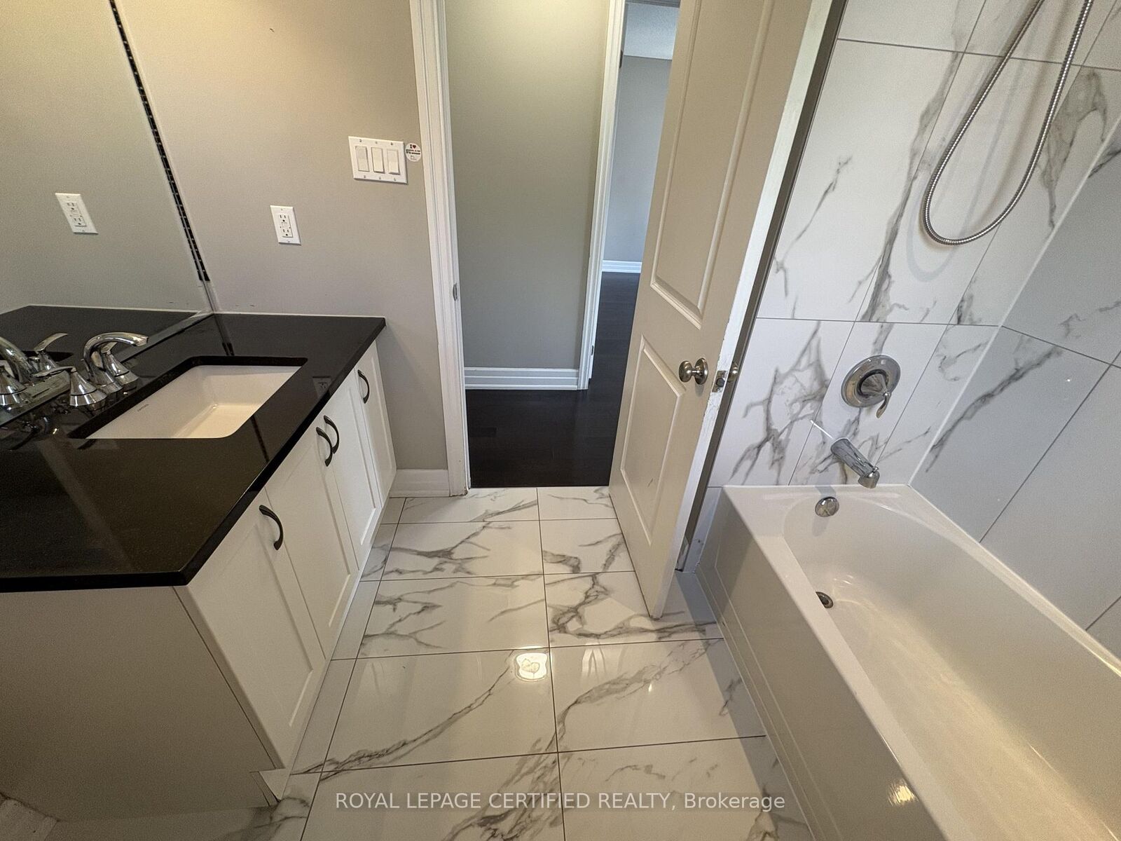 Property Photo:  271 Andrews Trail Upper  ON L9T 6S5 