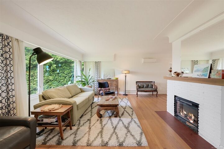 Property Photo: 3832 Pitcombe Pl BC V8N 4B9