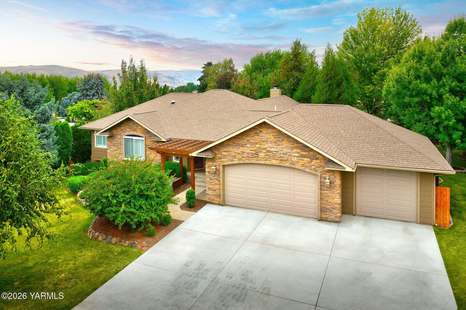 Property Photo:  1013 Crest Acres Pl  WA 98908 