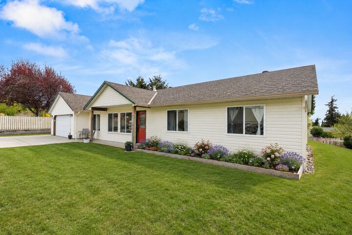 Property Photo:  6365 Homestead Avenue  BC V7Z 0M7 