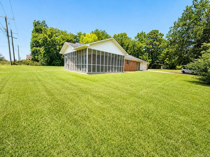 Property Photo:  2000 Pine Street  AR 71923 