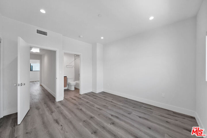 Property Photo: 11520 Emelita St CA 91601
