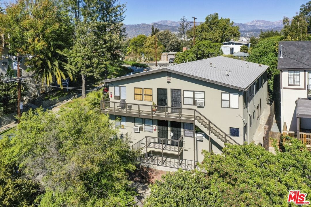 Property Photo:  2986 Waverly Dr, Unit 4  CA 90039 
