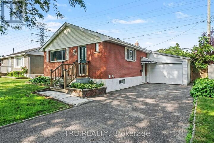 Property Photo: 1275 Woodside Drive ON K2C 2H1