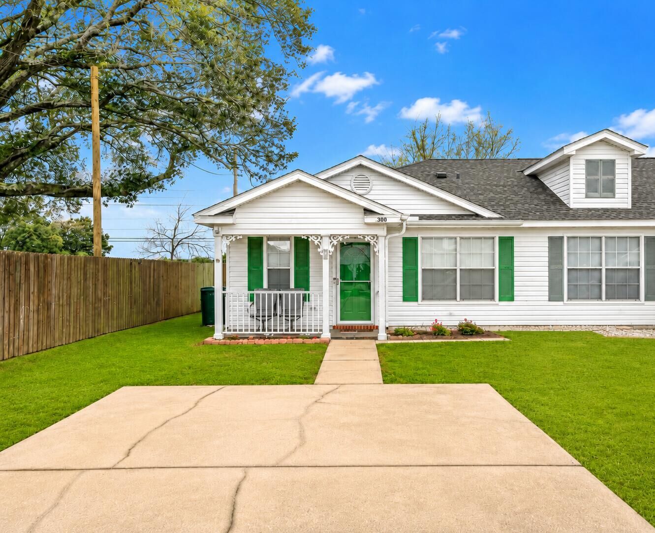Property Photo:  300 Loveland Circle  FL 32526 