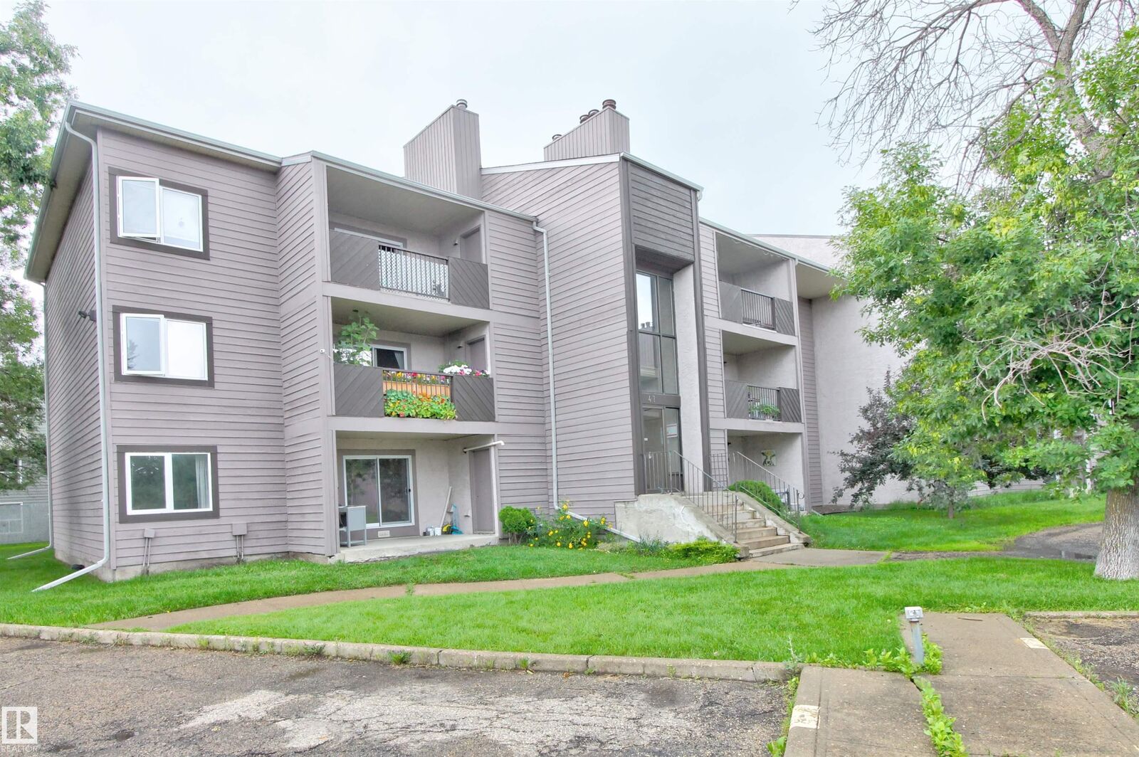 Property Photo:  47 Akins Drive 302  AB T8N 3M6 