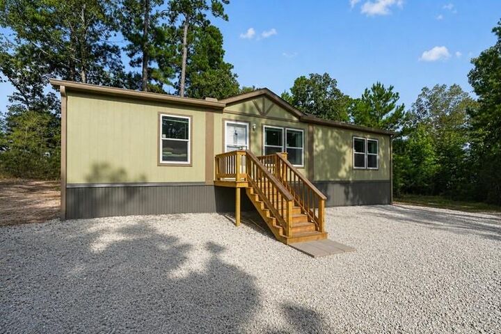 Property Photo: 10 Oakwood Drive TX 77320