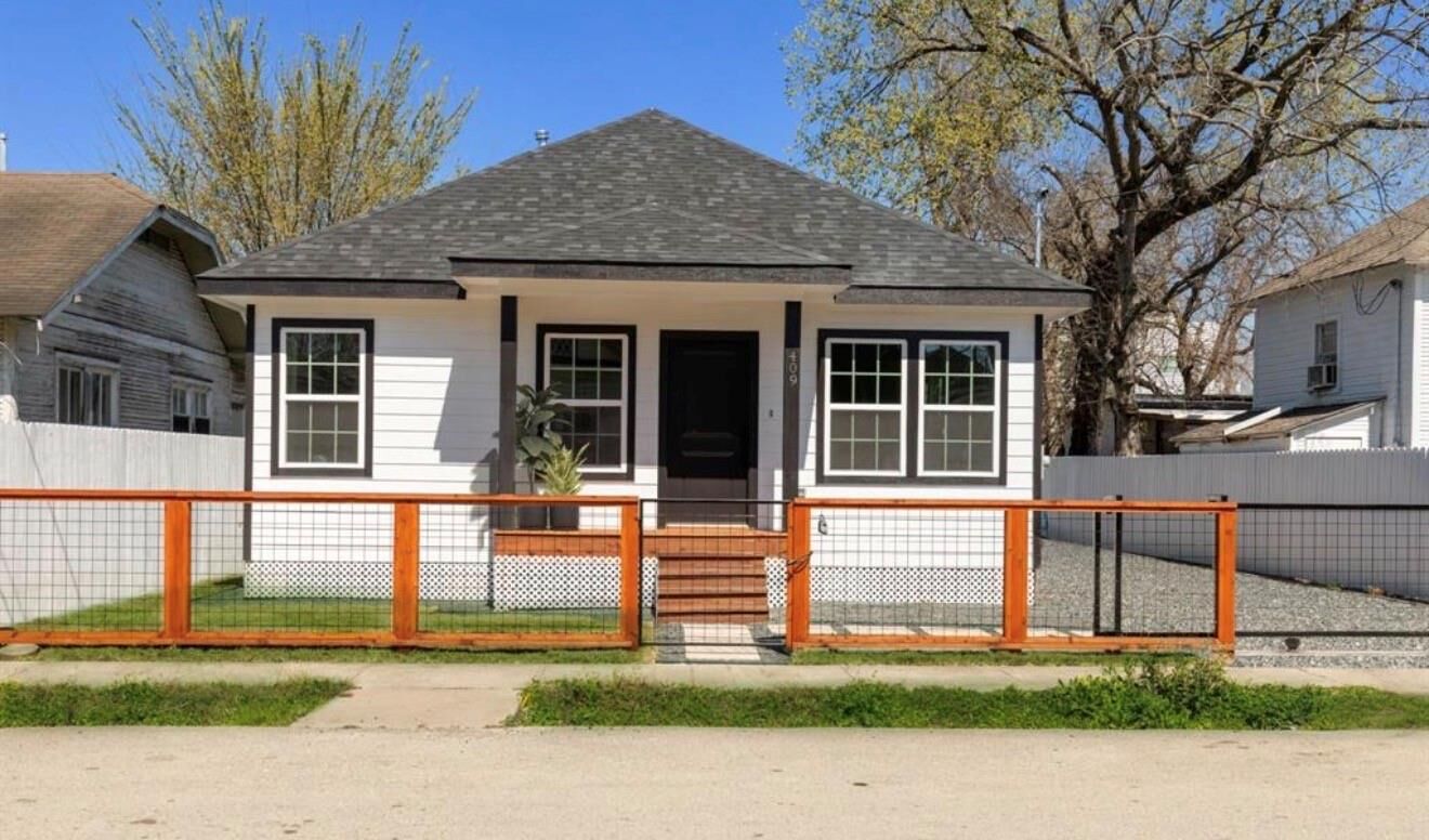 Property Photo:  409 Winnie Street  TX 77009 