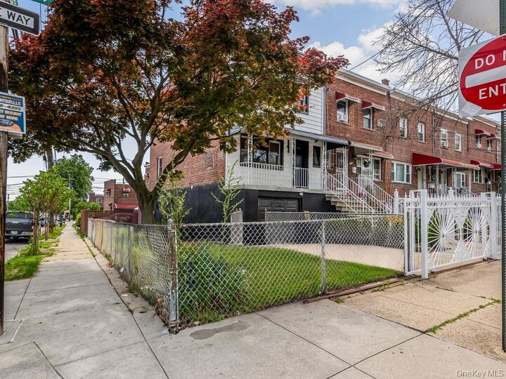 Property Photo:  1066 E 219th Street  NY 10469 