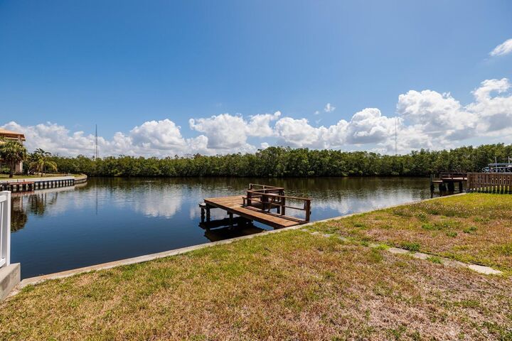 Property Photo:  9439 Sun Isle Drive NE  FL 33702 