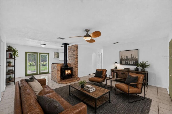 Property Photo:  4820 NE 4th Place  FL 32641 