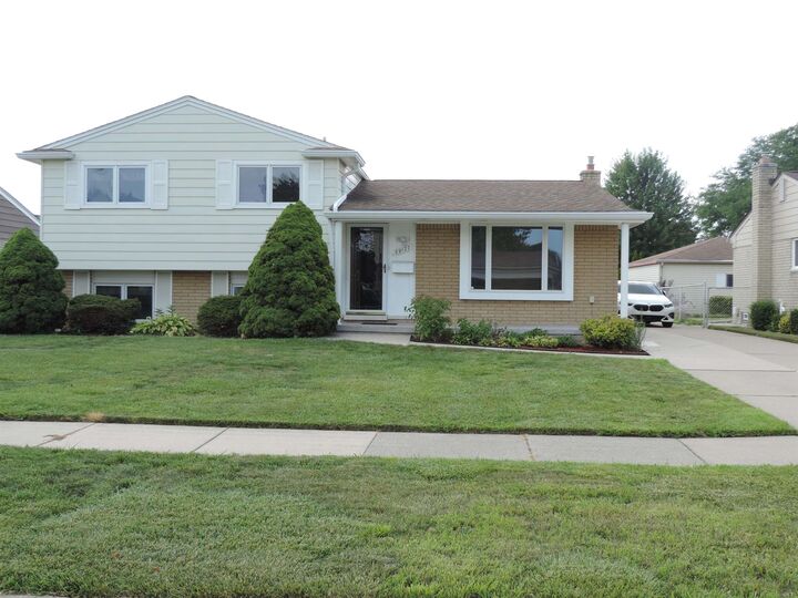 Property Photo:  39127 Hyland Drive  MI 48310 