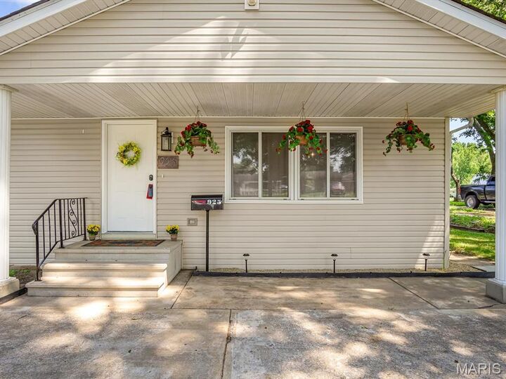 Property Photo: 925 W Green Street IL 62258