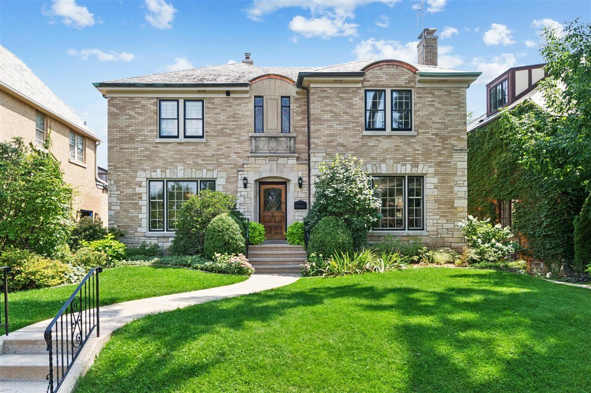 Property Photo: 1204 Fair Oaks Avenue IL 60302