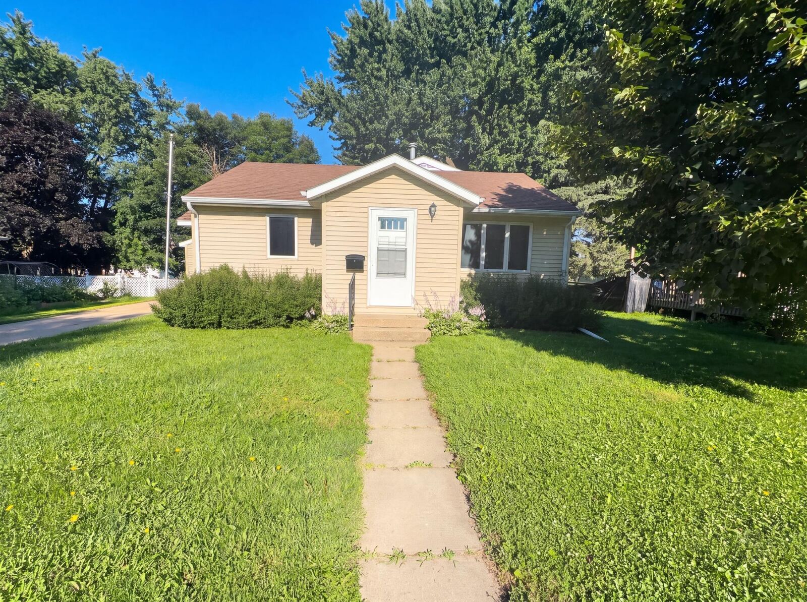Property Photo:  816 S Broadway Street  MN 55975 