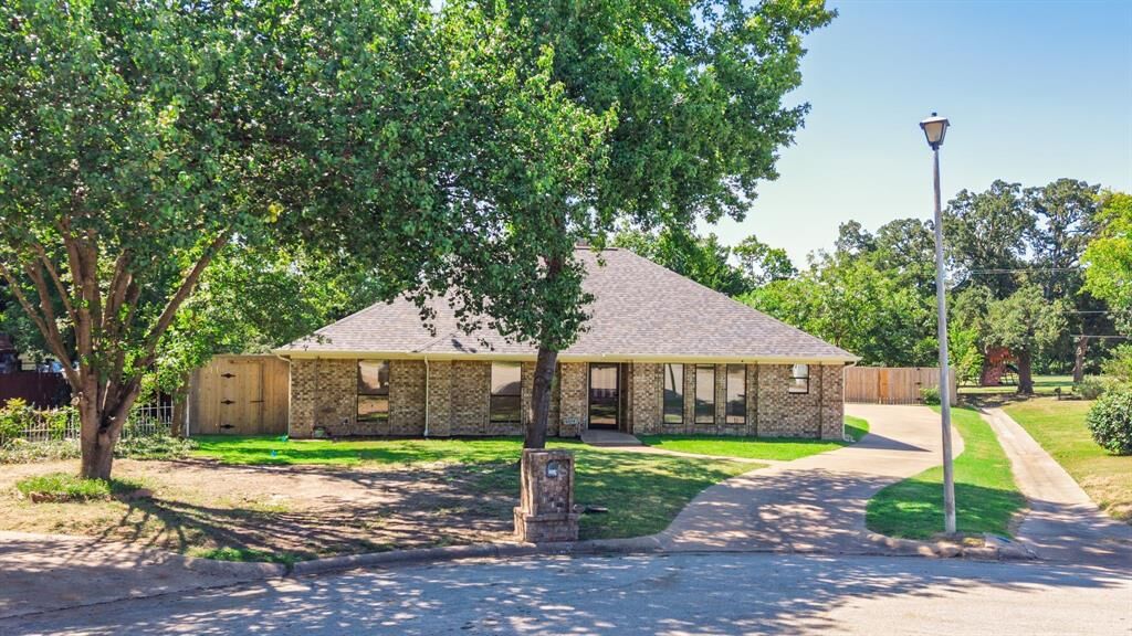 Property Photo:  5504 Glenlivet Place  TX 75402 