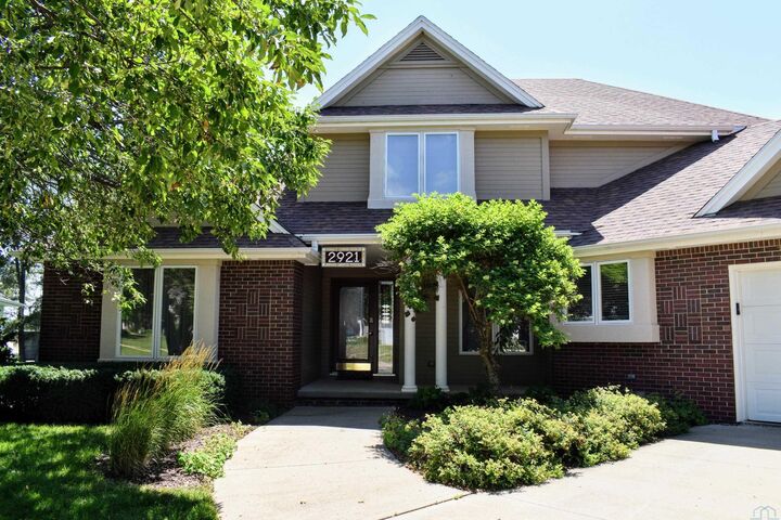 Property Photo: 2921 S Lyons Street IA 51106