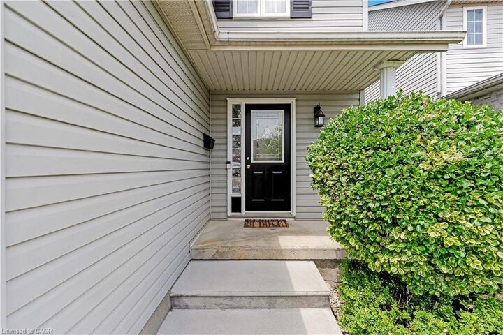Property Photo:  102 Chateau Crescent  ON N3H 5S3 