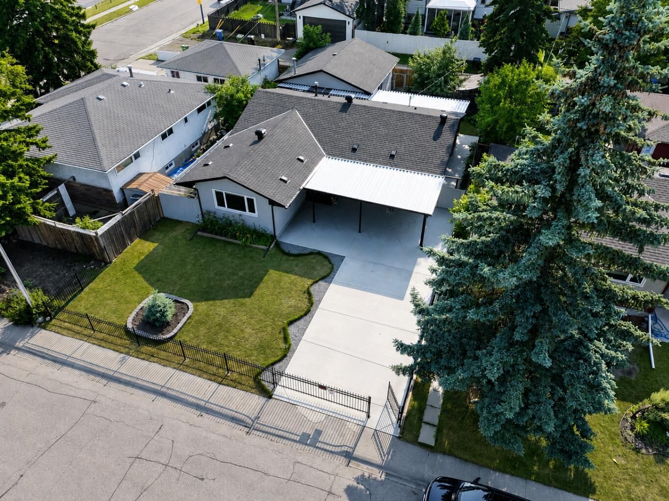 Property Photo: 23 Sussex Crescent SW AB T2W 0L4