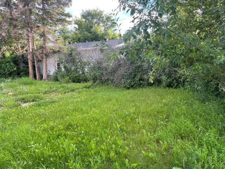 Property Photo: 10817 108 Ave Avenue E AB T0H 1L0