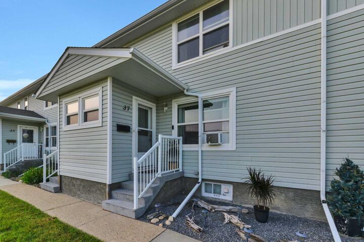 37 Poplar Crescent — photo 1