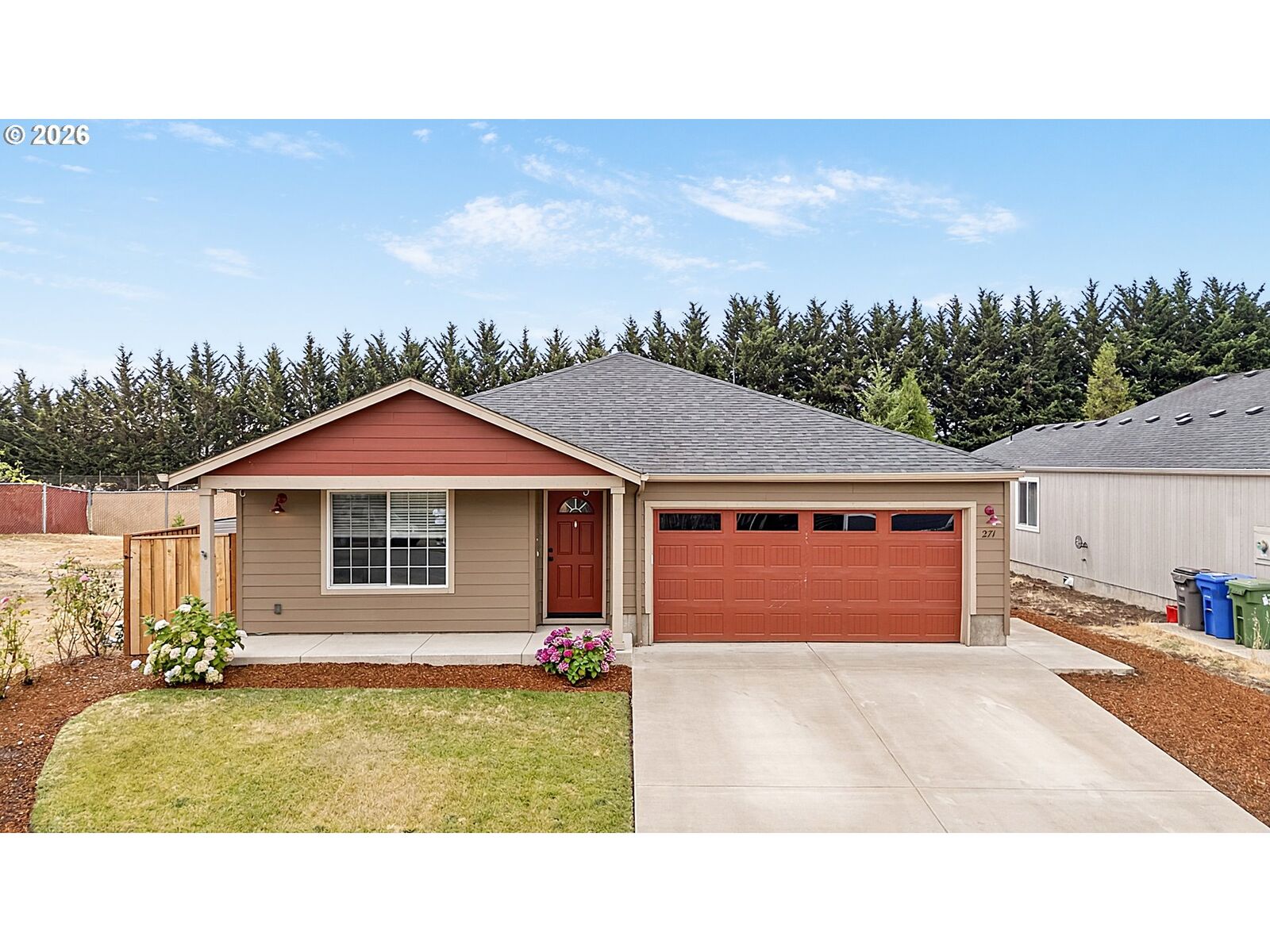 Property Photo:  271 La Casa St  OR 97402 
