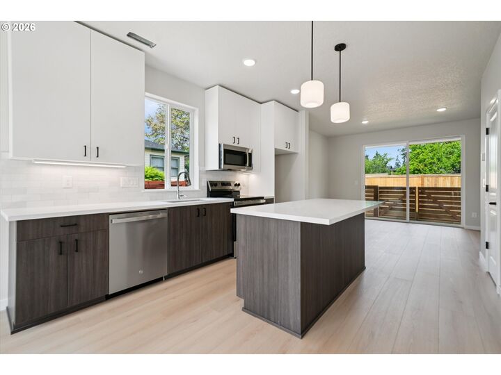 Property Photo: 5951 SE Reedway St OR 97206