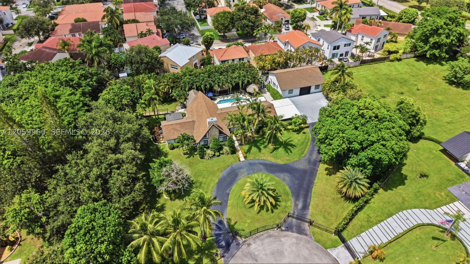 Property Photo: 5011 Hawkhurst Ave FL 33331